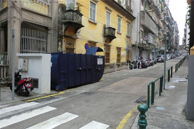 M43 Compacting trash bin at Travessa dos Bombeiros No. 3A