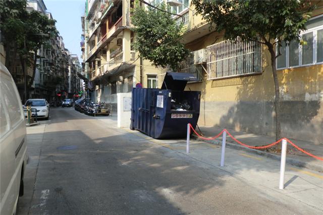 M44 Compacting trash bin at  Rua Nova à Guia No. 276