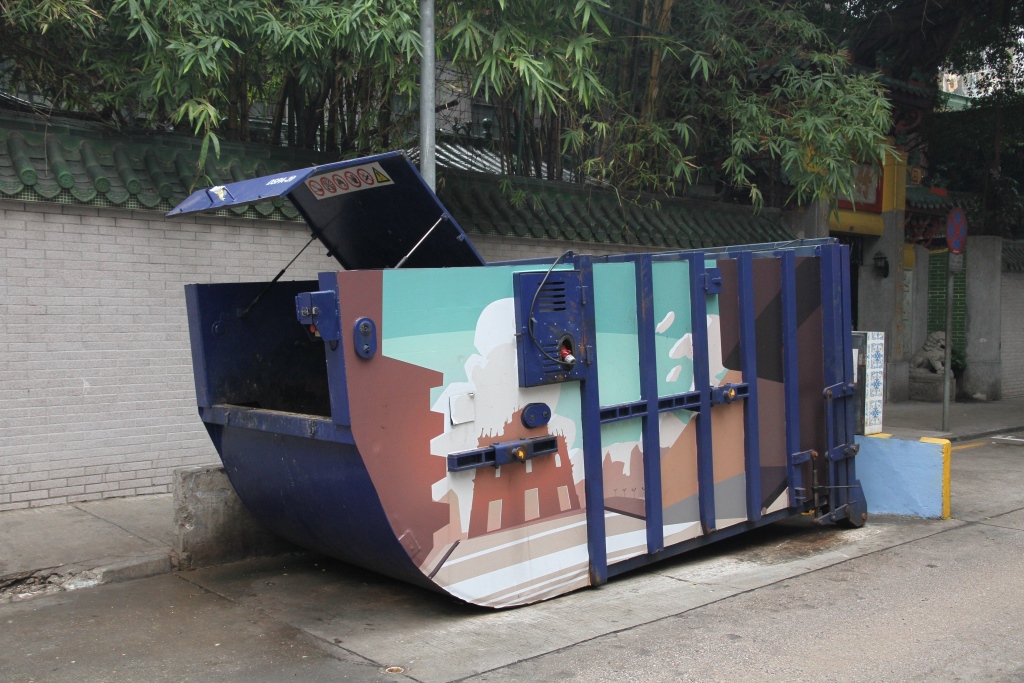 M9 Compacting trash bin at Estrada de Coelho do Amaral No. 103