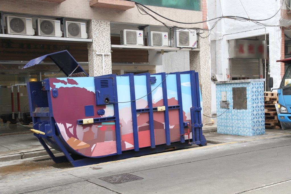 M26 Compacting trash bin at Rua do Dr. Lourenço Pereira Marques No. 49