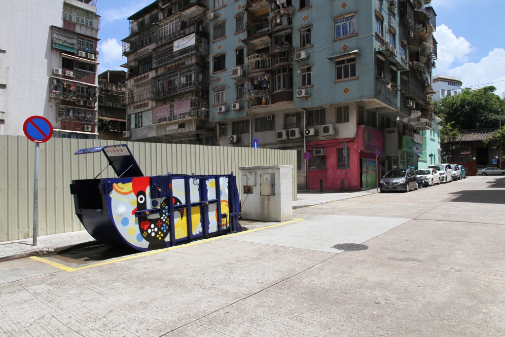 M31 Compacting trash bin at opposite Rua da Madre Terezina No. 4A