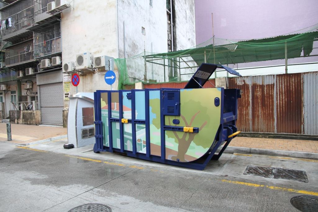 M78 Compacting trash bin at Rua da Harmonia No. 129