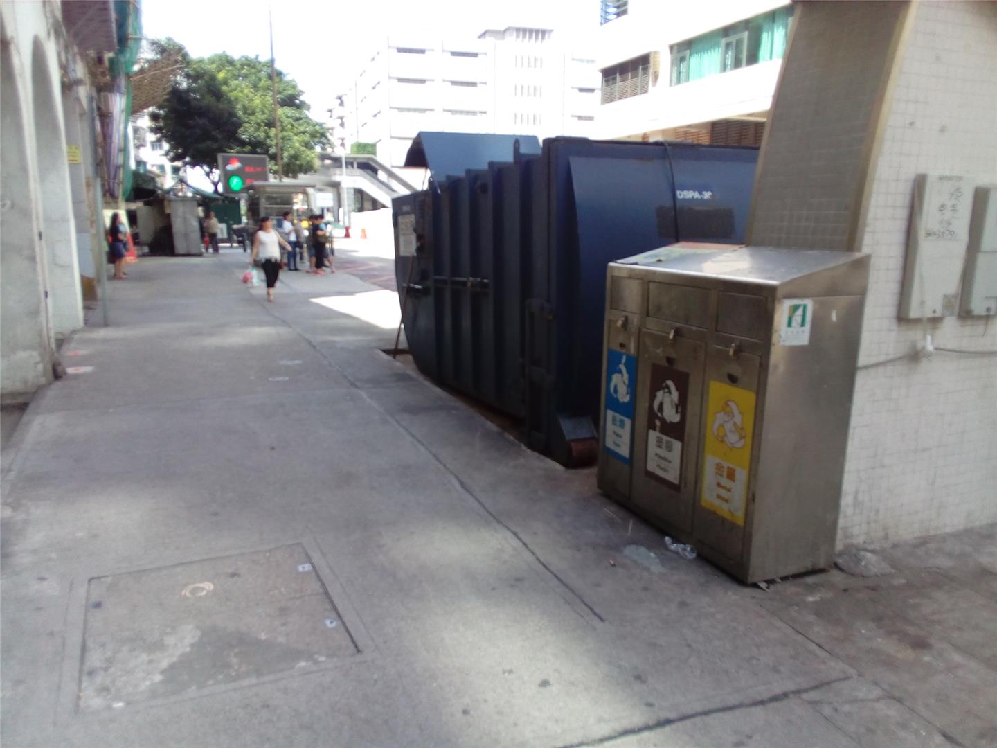 M42 Compacting trash bin at Rua do Almirante Sérgio No. 165