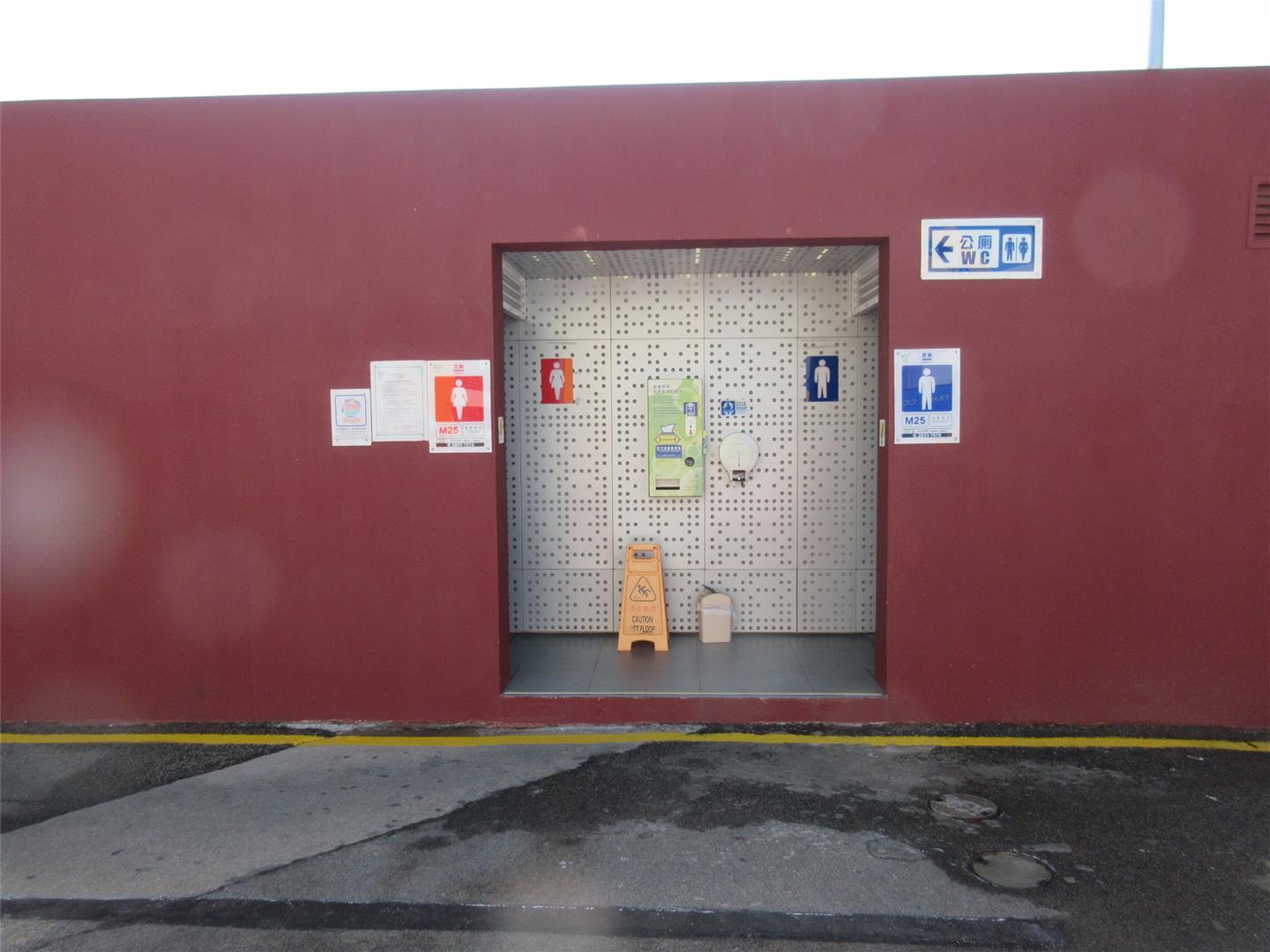M25 Public toilet at Largo do Terminal Marítimo