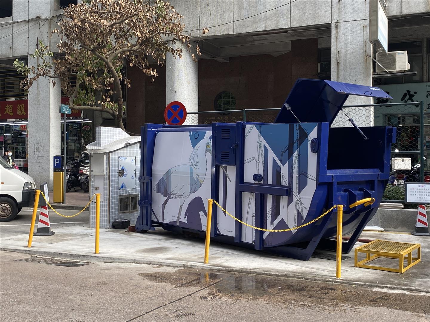 M95 Compacting trash bin at Rua do Canal Novo No. 192