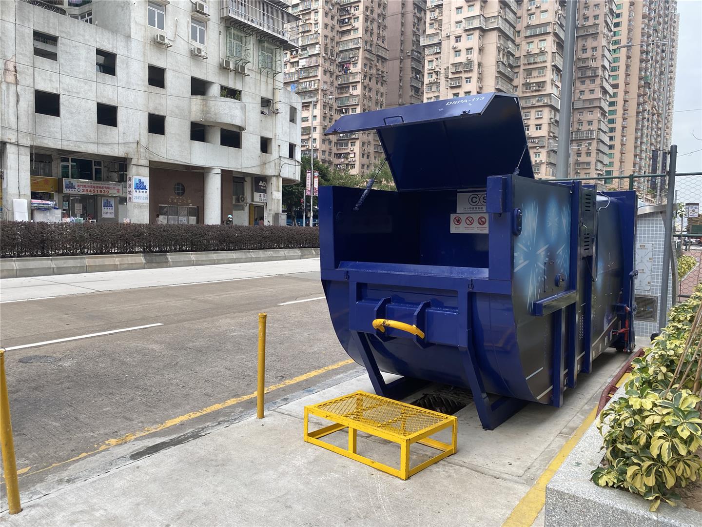 M97 Compacting trash bin at Avenida do Nordeste No. 386