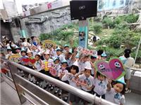 一众学生为大熊猫心心庆祝生日