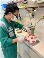飼養員為大熊貓"健健"和"康康"製作的冰蛋糕